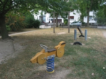 Zu sehen ist ein Foto vom Spielplatz Wissigstra�e mit Spielger�ten.