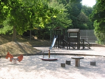 Zu sehen ist ein Foto vom Spielplatz Knopfstra�e mit Spielger�ten.