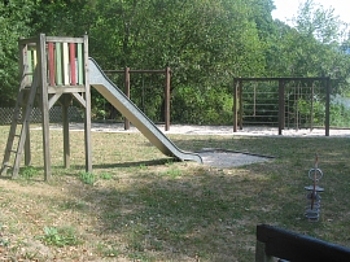 Zu sehen ist ein Foto vom Spielplatz B�rbach mit Spielger�ten.