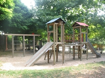 Zu sehen ist ein Foto vom Spielplatz Rastatter Stra�e mit Spielger�ten.