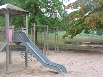 Zu sehen ist ein Foto vom Spielplatz Pfaffengrund mit Spielger�ten.
