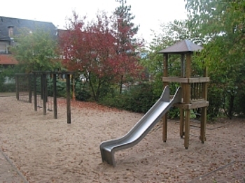 Zu sehen ist ein Foto vom Spielplatz Feldstra�e mit Spielger�ten.