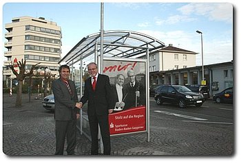 Sparkasse finanziert Buswarteh�uschen vor dem Bahnhof mit 15.000 Euro
