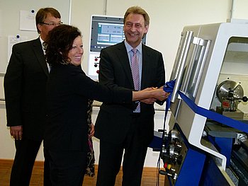 B�rgermeisterin Brigitte Sch�uble und Landrat J�rgen B�uerle in der Carl-Benz-Schule