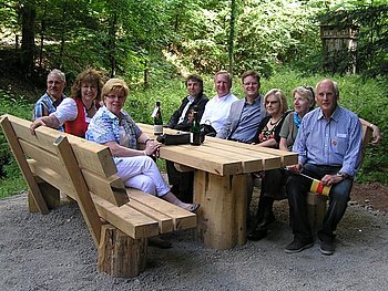 Die neue Sitzbankgruppe in idyllischer Umgebung. Fotos: StVw