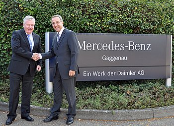 Neuer Werkleiter des Gaggenauer Mercedes-Benz-Werks ist Dr. Matthias Jurytko (rechts). Er tritt die Nachfolge von Dr. Holger Steindorf an. Foto: Mandic