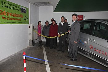 Praktisch: W�hrend des Einkaufs kann man sein Vehikel mit Strom betanken. Foto: StVw<br />
