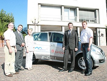 Freuen sich auf viele Fahrten mit der elektrobetriebenden A-Klasse: Oberb�rgermeister Christof Florus und seine Mitarbeiter. Mit auf dem Bild (2.v.l.) Paul Schreiner, Werkleiter der Stadtwerke. Foto: StVw