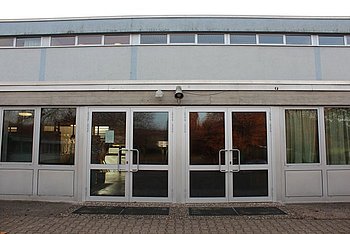 Die Eichelbergschule verf�gt �ber neue T�ranlagen zum Pausenhof hin. Foto: StVw