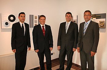 Oberb�rgermeister Christof Florus und Wirtschaftsf�rderer Thorsten Hauck (links) in den R�umlichkeiten des Gaggenauer Unternehmens TP Elektroplan GmbH. Foto: StVw