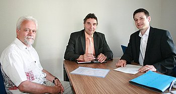 Oberb�rgermeister Christof Florus hei�t Ferdinand Krien, Gesch�ftsf�hrer der Energieagentur Mittelbaden, in Gaggenau willkommen. 