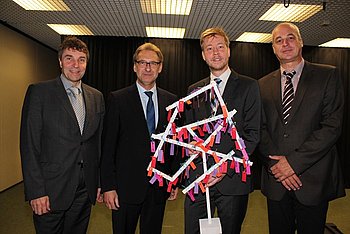 Ins Amt eingef�hrt: Der neue Rektor der Erich-K�stner-Schule, Manuel Metzmaier (2.v.r.). Foto: StVw<br />
