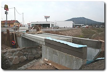 Neue Geh- und Radwegbr�cke �ber den Stahlbach beim Toom-Kreisel