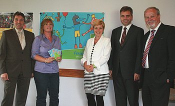 Heidrun Haendle und Ute Acri vom Team des Gaggenauer Ferienspa�es mit Oberb�rgermeister Christof Florus und Stefan Siebert sowie Dieter Kraft vom Sponsor Sparkasse Baden-Baden Gaggenau