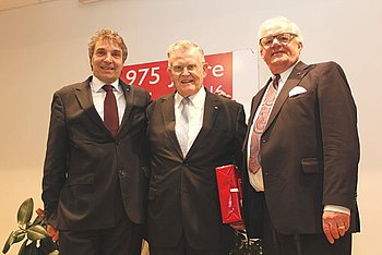 Die Protagonisten des Festakts: OB Christof Florus und Ehrenbrger Heinz Goll mit Festredner Erwin Teufel. Foto: StVw