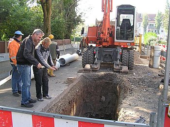 Aufgrund von Kanalbauma�nahmen ist die Friedrich-Ebert-Stra�e gegenw�rtig im Bereich zwischen Karl-Kohlbecker- und Hildastra�e gesperrt. 