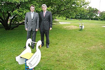 Oberb�rgermeister Christof Florus und der stellvertretende Vorstandsvorsitzende der Volksbank Baden-Baden/Rastatt, Thomas P�rings, bei den neuen Schaukelg�nsen im st�dtischen Murgpark