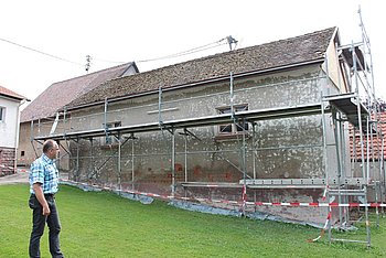 Au�enw�nde, Holzteile und das Dach der fr�heren Omnibusgarage in Freiolsheim werden erneuert. Foto: StVw