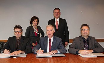 Die Verantwortlichen der St�dte Gaggenau und Kuppenheim sowie der Stadtwerke Gaggenau und der eneREGIO GmbH stellten die Weichen neu f�r das Gasnetz in Kuppenheim. Foto: StVw