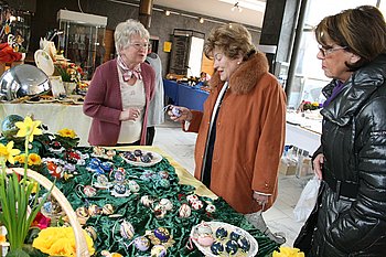 Staunen, Verweilen und nebenbei ein Schw�tzchen halten: Dazu bietet der �Gaggenauer Ostermarkt� am Wochenende im Rathaus viele Gelegenheiten. Foto: StVw