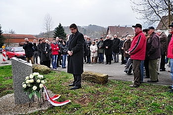 Gro� war die Anteilnahme bei der Gedenksteinsetzung in H�rden. Foto: Mandic