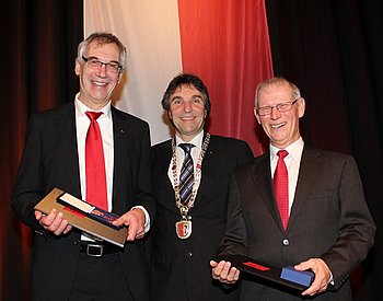 Oberb�rgermeister Christof Florus mit den beiden ausgezeichneten Protagonisten des Neujahrsempfangs, Stefan Schwaab (l.) und Karl Sutter. Foto: StVw