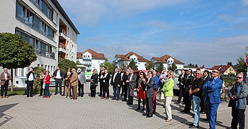 Applaus fr den Richtspruch in Versform: die Teilnehmer am Richtfest des Gerhard-Eibler-Hauses.<br />
<br />
