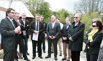 Bei der Firma Glatfelder in Gernsbach entsteht ein neues Dachwehr. Jetzt war Erster Spatenstich. Foto: StVw