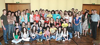 Die Sch�lerinnen und Sch�ler aus Madrid zusammen mit B�rgermeisterin Brigitte Sch�uble im Rathaus