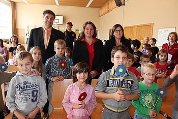 Die neue Rektorin der Grundschule Oberweier, Severine Steinhoff (Mitte), mit Oberb�rgermeister Christof Florus und Schulr�tin Carmen Eckert. Foto: StVw<br />
