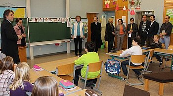 Bei der Schulbegehung in H�rden standen auch Unterrichtsbesuche auf dem Programm. Foto: StVw