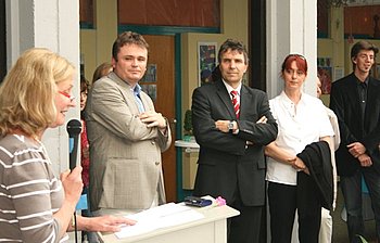 Oberb�rgermeister Christof Florus dankte Schulleiterin von Nayhauss (links) und ihrem Lehrerkollegium f�r au�ergew�hnlichen Einsatz. Foto: StVw