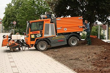 gr�narbeiten am hallenbadvorplatz