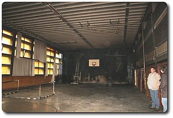 Ein Bild der Verw�stung bietet die Sporthalle der Gaggenauer Hebelschule, nachdem Brandstifter hier ihr Unwesen getrieben haben. Foto: StVw
