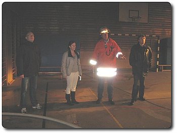 Oberb�rgermeister Christof Florus, B�rgermeisterin Brigitte Sch�uble und Hochbauabteilungsleiter Ralf Burghardt werden von Einsatzleiter Dieter Spannagel unterrichtet.