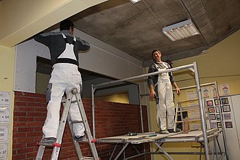 Neue Akustikdecken werden in der Hebelschule eingebaut. Foto: StVw<br />
