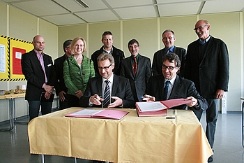 Oberb�rgermeister Christof Florus und Landrat J�rgen B�uerle besiegelten vertraglich die Zusammenarbeit zwischen Stadt und Landkreis. Foto: StVw 