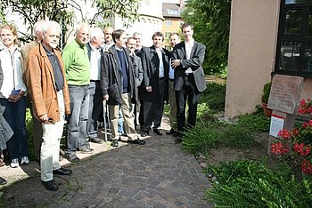 Bei den Historischen Stadtf�hrungen wird der Geschichte Gaggenaus auf den Grund gegangen. Unser Bild entstand 2009 beim Gemeindehaus St. Josef. Foto: StVw