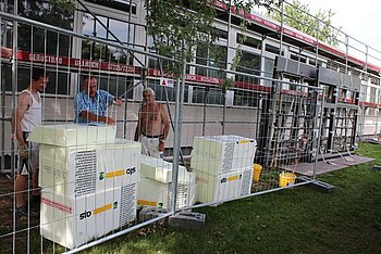 Der in die Jahre gekommene Fachklassentrakt der Eichelbergschule erh�lt neue T�r- und Fensteranlagen und eine wirksame D�mmung. Foto: StVw
