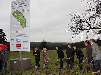 Weichenstellung f�r ein Wohnen in attraktiver Landschaft: der Erste Spatenstich f�r das Neubaugebiet �Holzbrunnen�cker�. Foto: StVw
