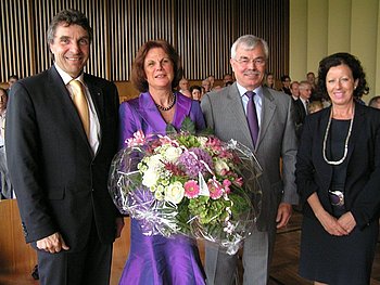 Oberb�rgermeister Christof Florus und B�rgermeisterin Brigitte Sch�uble mit dem Ehepaar Horsch.