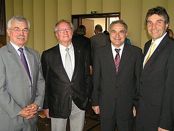 Hauptamtsleiter Rudolf Horsch mit dreien seiner vier Chefs: Dr. Helmut Dahringer, Michael Schulz und Christof Florus.