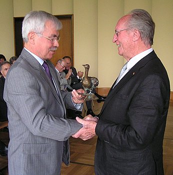 Altoberb�rgermeister Dr. Helmut Dahringer �berreicht seinem langj�hrigen Mitarbeiter eine �Gaggenauer Gans� von Gudrun Schreiner.