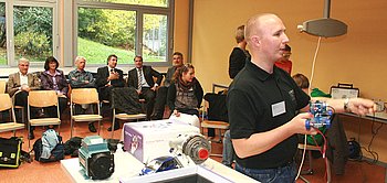 Goethe-Sch�ler erfuhren von Mercedes-Benz-Mitarbeitern N�heres �ber den Ingenieur-Beruf. Im Hintergrund zwischen Oberb�rgermeister Florus und Direktor Dr. Purkl sitzt Wilfried Porth, Personalchef der Daimler AG. Foto: StVw