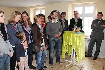 Das neue Team links neben Leiter Markus H�flinger. Rechts im Bild Oberb�rgermeister Christof Florus und die KINDgenau-Vorst�nde Dirk B�hmer und Klaus Bracht-Seuffert (v.r.n.l.). Foto: StVw