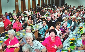 Gesellige Unterhaltung wird bei den st�dtischen Seniorennachmittagen ganz gro� geschrieben. Unser Bild entstand 2011 in der Jahnhalle. Foto: Mandic 