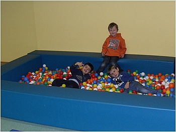 Kinder beim Ballspielen