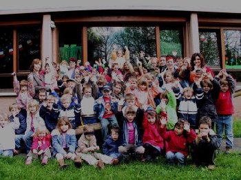 Auf dem Foto sieht man die Kinder des Kindergartens St. Nikolaus mit ihren Betreuerinnen