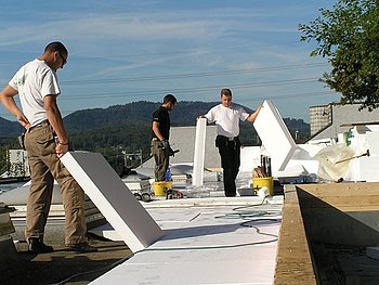 Die Dachabdichtungsarbeiten sind fast abgeschlossen.