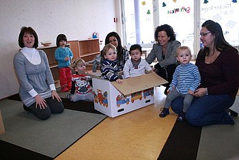 B�rgermeisterin Brigitte Sch�uble mit Erzieherinnen, Kindern und Eltern in den R�umlichkeiten der Kita Spielwiese